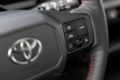 Toyota RAV4 PHEV GR Sport comandi ADAS sul volante
