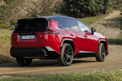 Toyota RAV4 PHEV GR Sport sullo sterrato