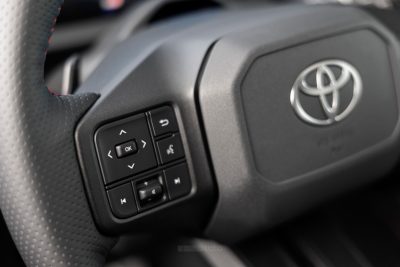 Toyota RAV4 PHEV GR Sport comandi al volante