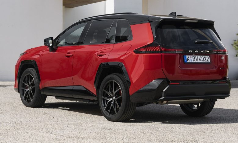 Toyota RAV4 PHEV GR Sport posteriore 3/4