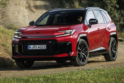 Toyota RAV4 PHEV GR Sport sullo sterrato