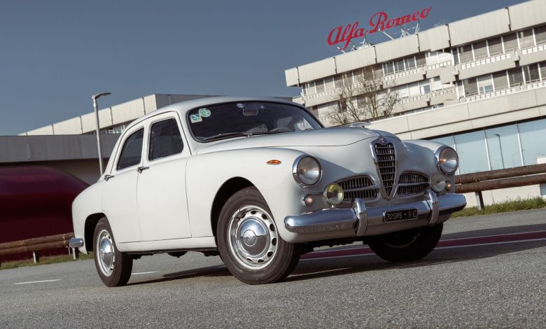 Alfa Romeo 1900 restaurata davanti alla sede di Arese