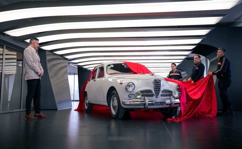 Consegna dell'Alfa Romeo 1900 restaurata ad Arese