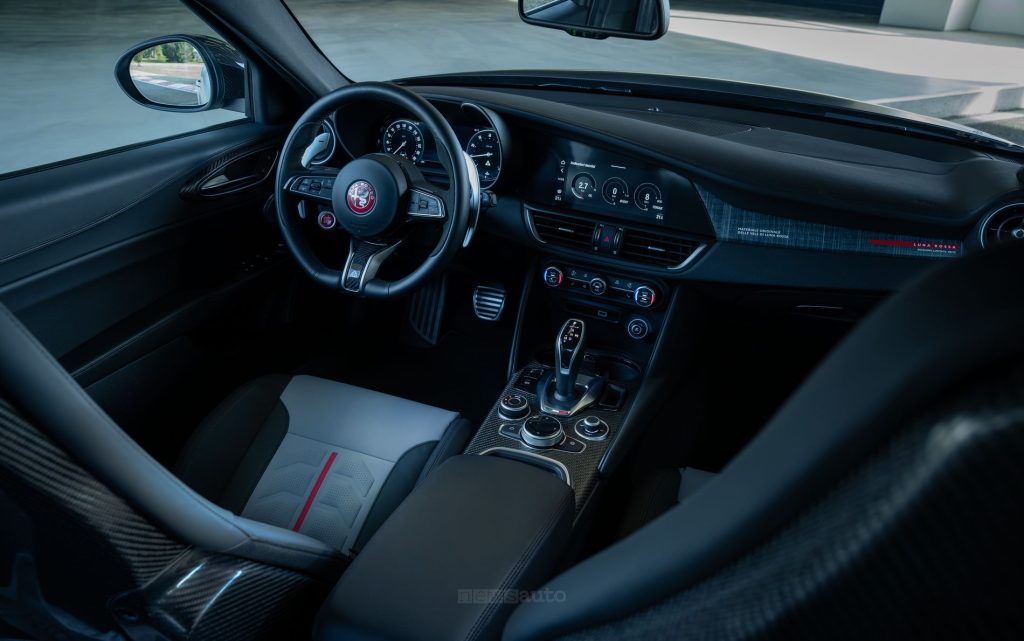 Alfa Romeo Giulia Quadrifoglio Luna Rossa plancia abitacolo