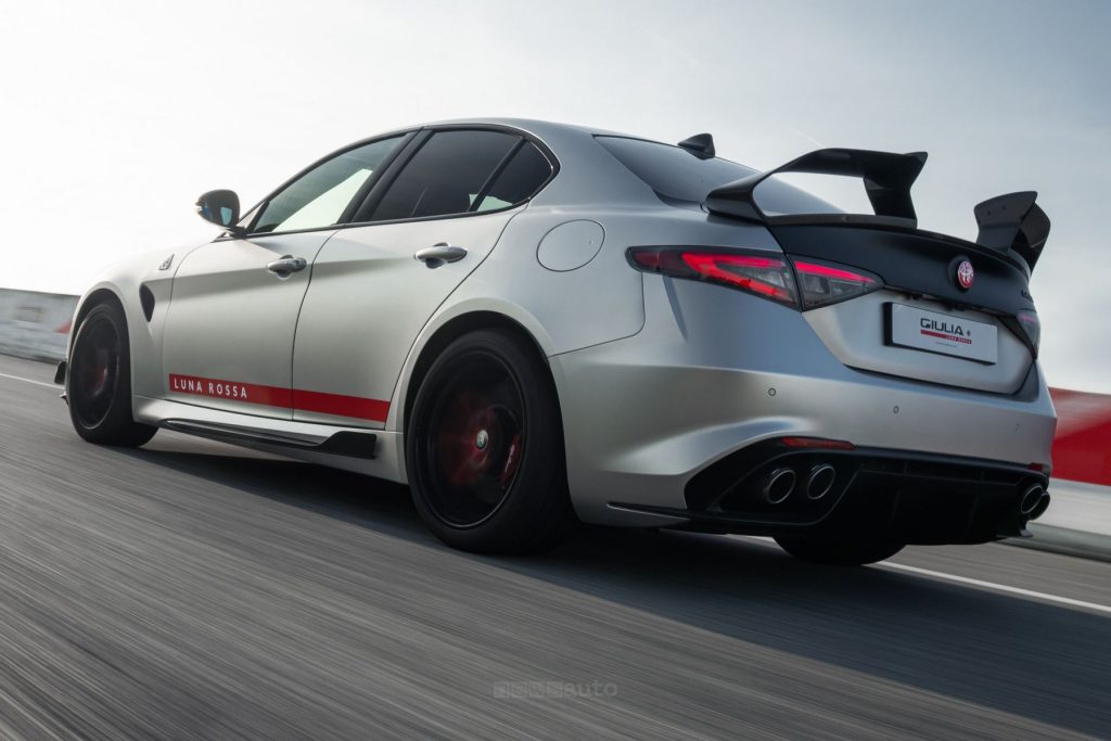 Alfa Romeo Giulia Quadrifoglio Luna Rossa in pista a Balocco