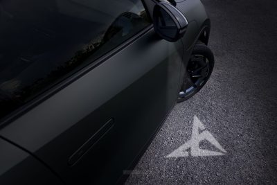 Cupra Raval Launch Edition VZ logo proiettato a terra