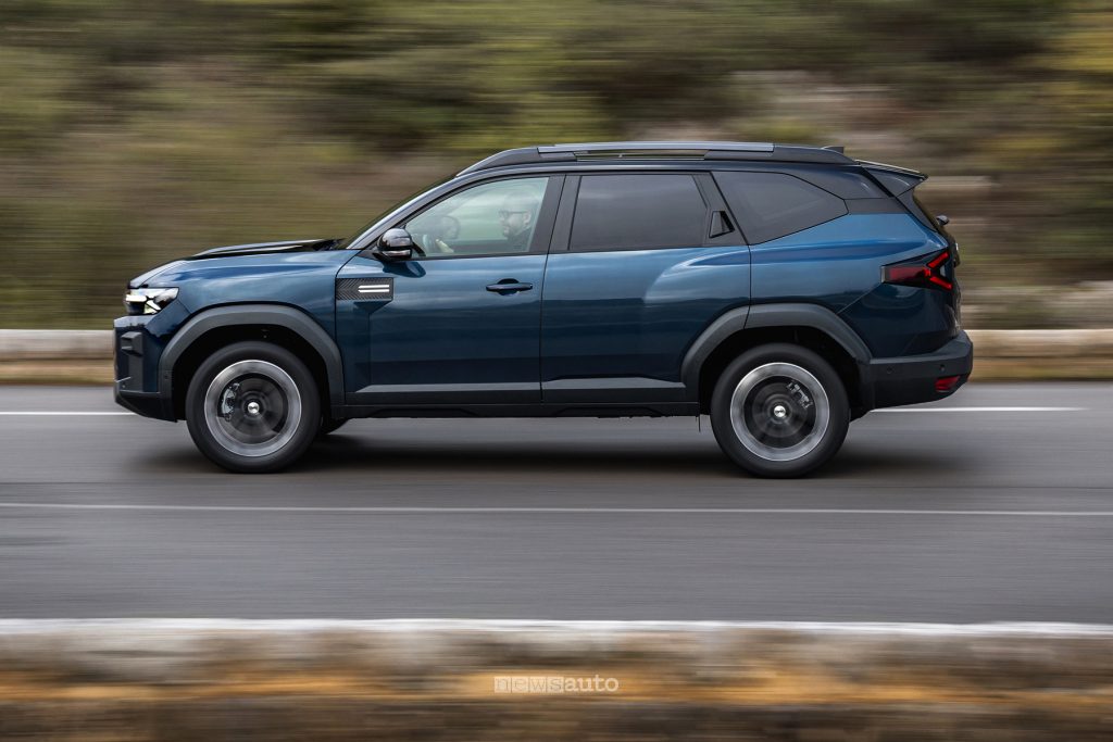 Dacia Bigster Hybrid-G 150 vista laterale su strada