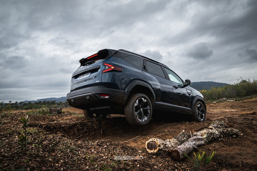 Dacia Bigster Hybrid-G 150 in fuoristrada