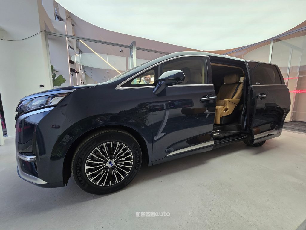 Denza D9 nello showroom di Bologna