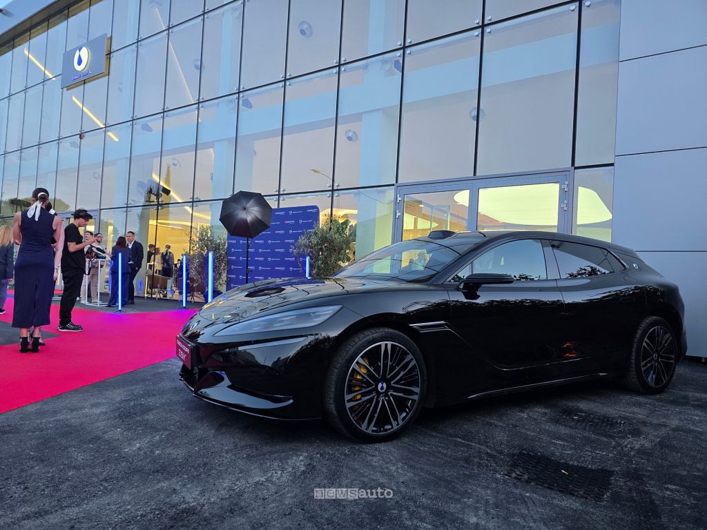 Una DENZA Z9GT esposta davanti lo showroom Barchetti di Bologna