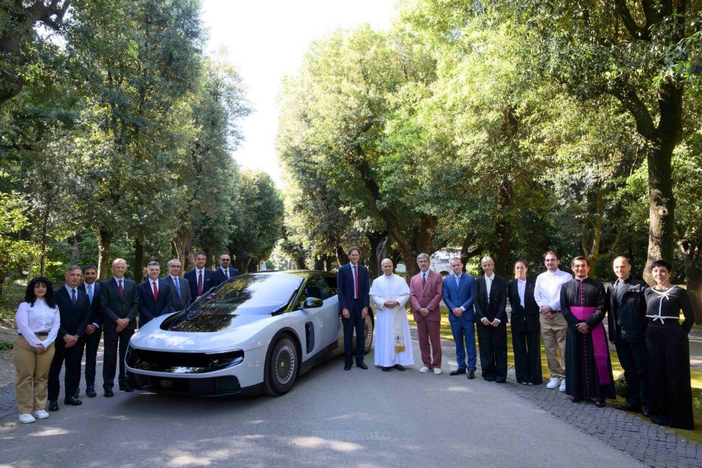 Ferrari Luce presentata al Papa Leone XIV presso la residenza di Castel Gandolfo