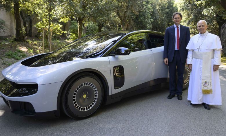 Ferrari Luce presentata al papa Leone XIV presso la residenza di Castel Gandolfo
