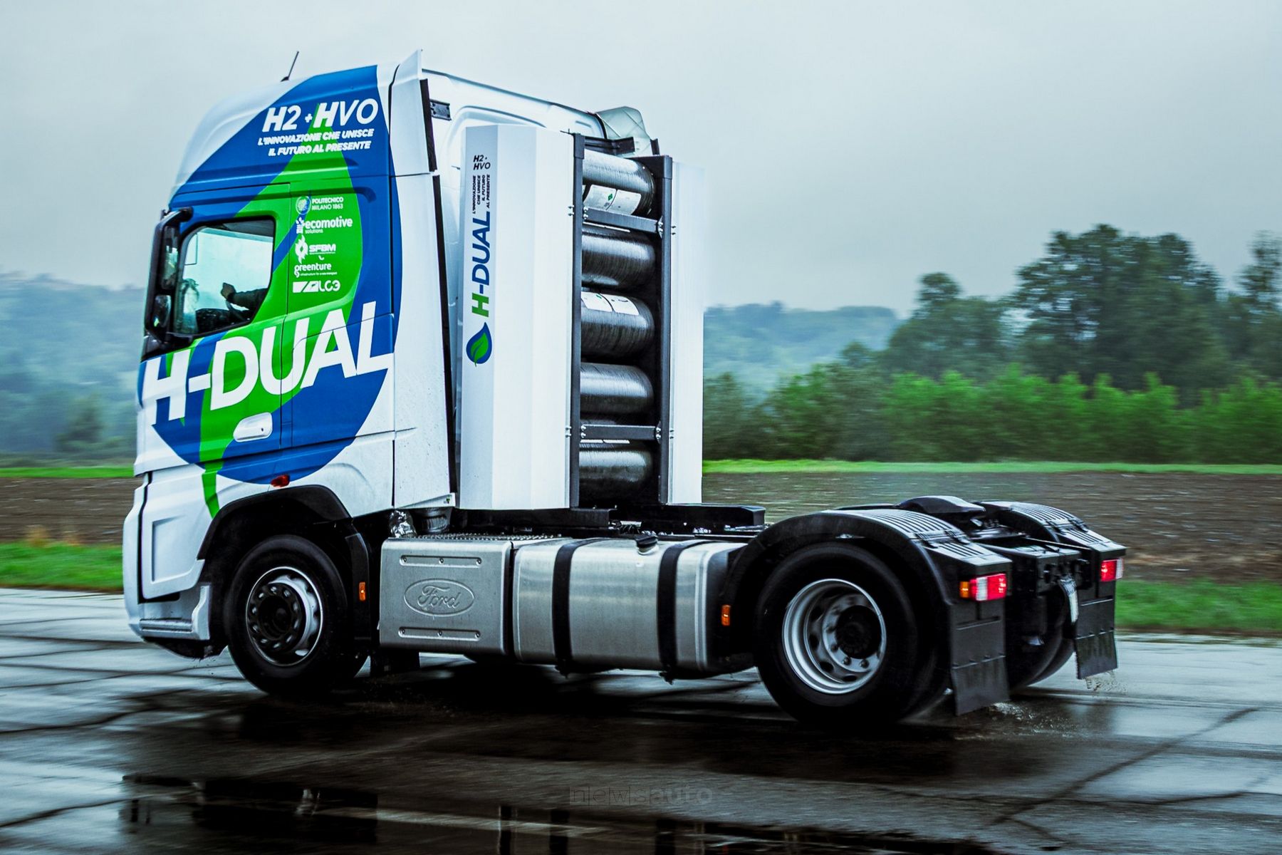 Ford F-Max L H-Dual nella fase di test nel progetto H-Dual vede la collaborazione tra Ford Trucks, Ford Trucks Italia, Ecomotive Solutions, Politecnico di Milano, LC3 Trasporti, SFBM e Greenture