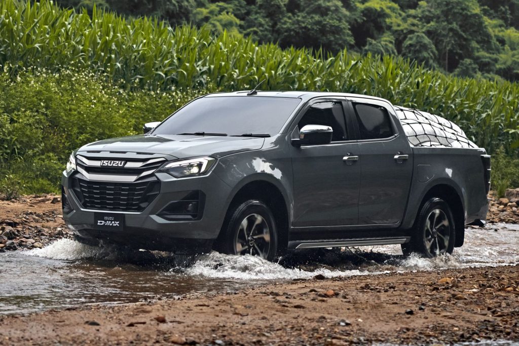 Isuzu D-Max in azione su un guado