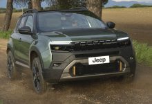 Jeep Avenger 4xe 85th anniversary in azione sullo sterrato