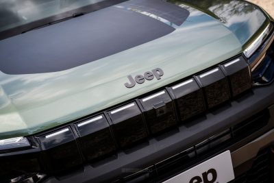 Jeep Avenger 4xe 85th anniversary griglia anteriore illuminata