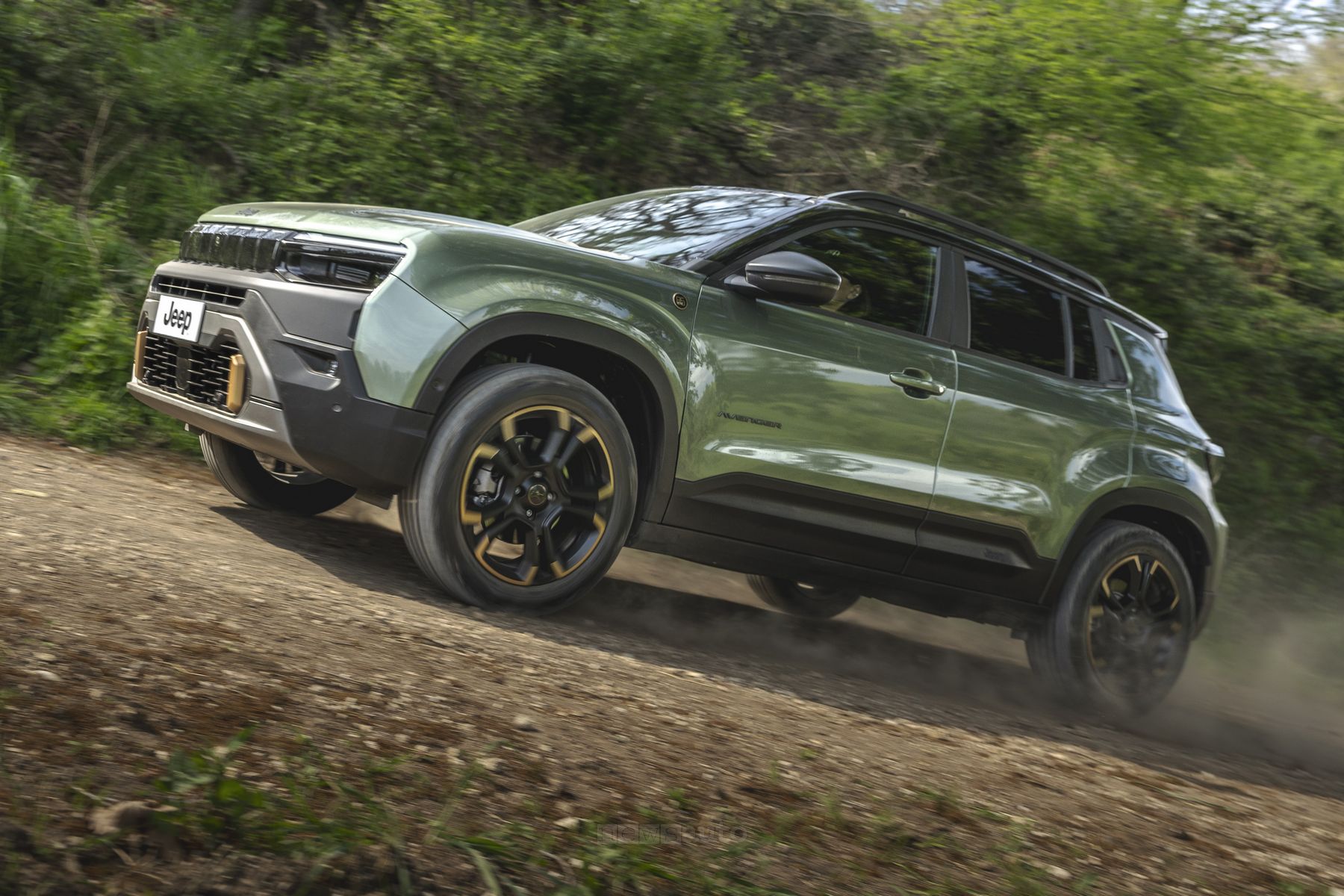 Jeep Avenger 4xe 85th anniversary in azione sullo sterrato