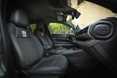 Jeep Avenger 4xe 85th anniversary sedili anteriori