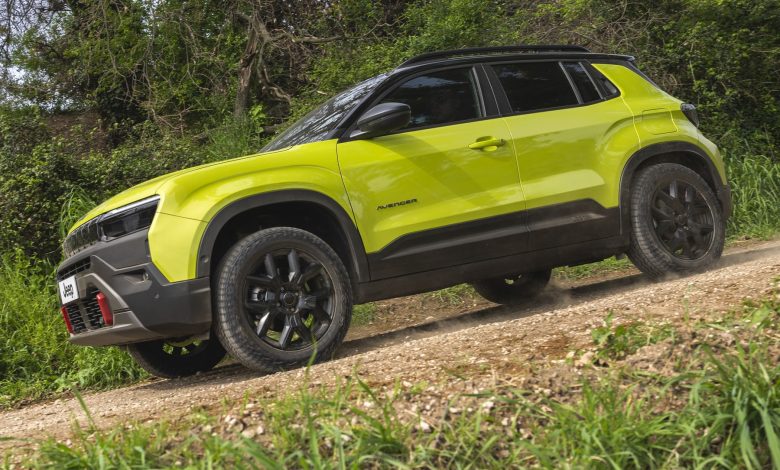 Jeep Avenger e-Hybrid 4xe in azione sullo sterrato