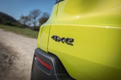 Jeep Avenger e-Hybrid 4xe logo portellone posteriore