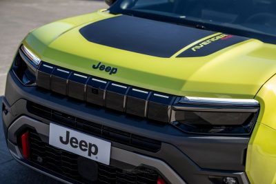 Jeep Avenger e-Hybrid 4xe griglia anteriore e firma luminosa