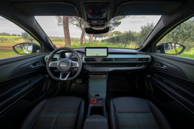 Jeep Avenger e-Hybrid 4xe plancia abitacolo