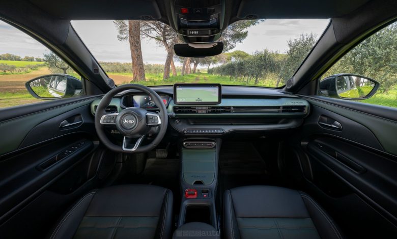 Jeep Avenger e-Hybrid 4xe plancia abitacolo