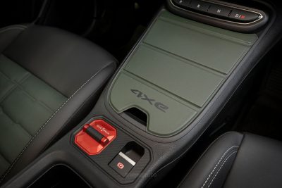 Jeep Avenger e-Hybrid 4xe comando Select Terrain nella console centrale