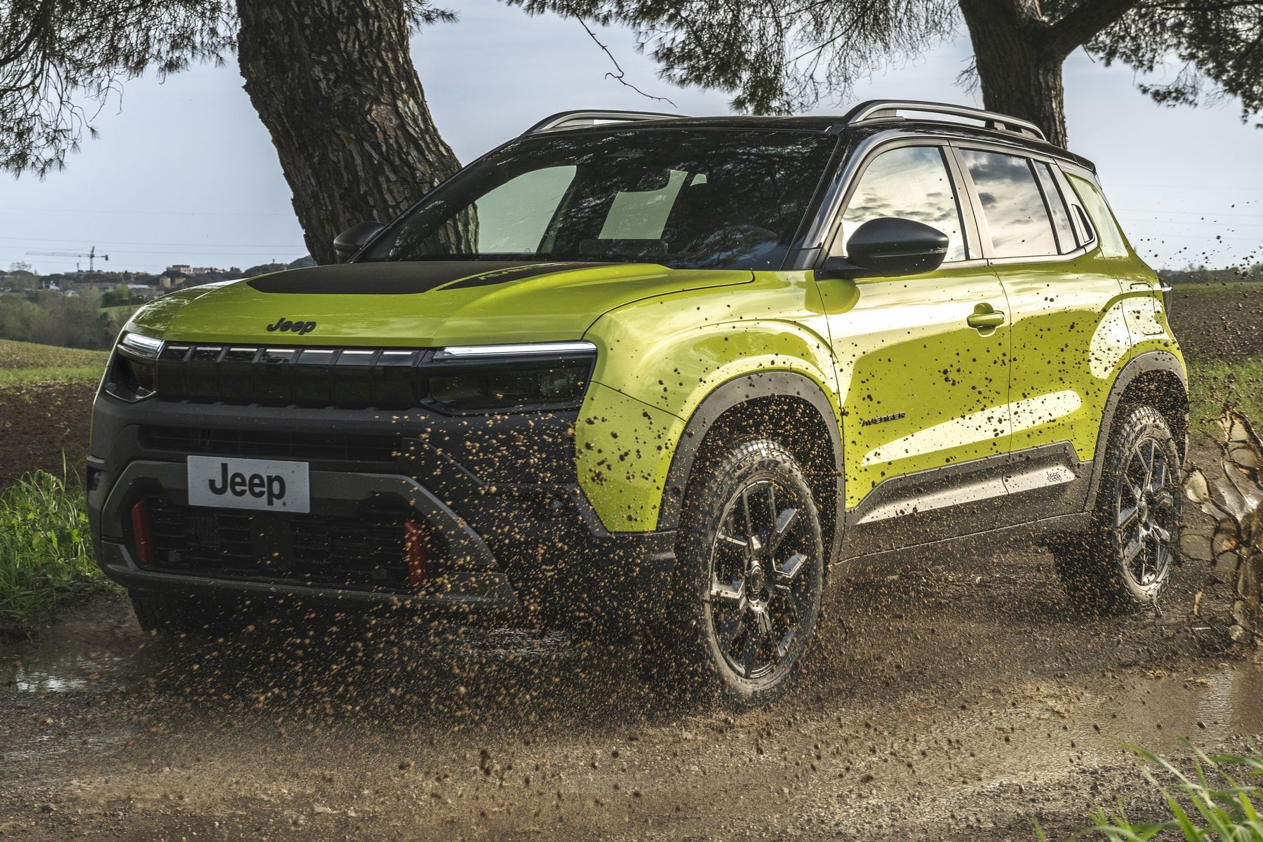 Jeep Avenger e-Hybrid 4xe in azione sullo sterrato