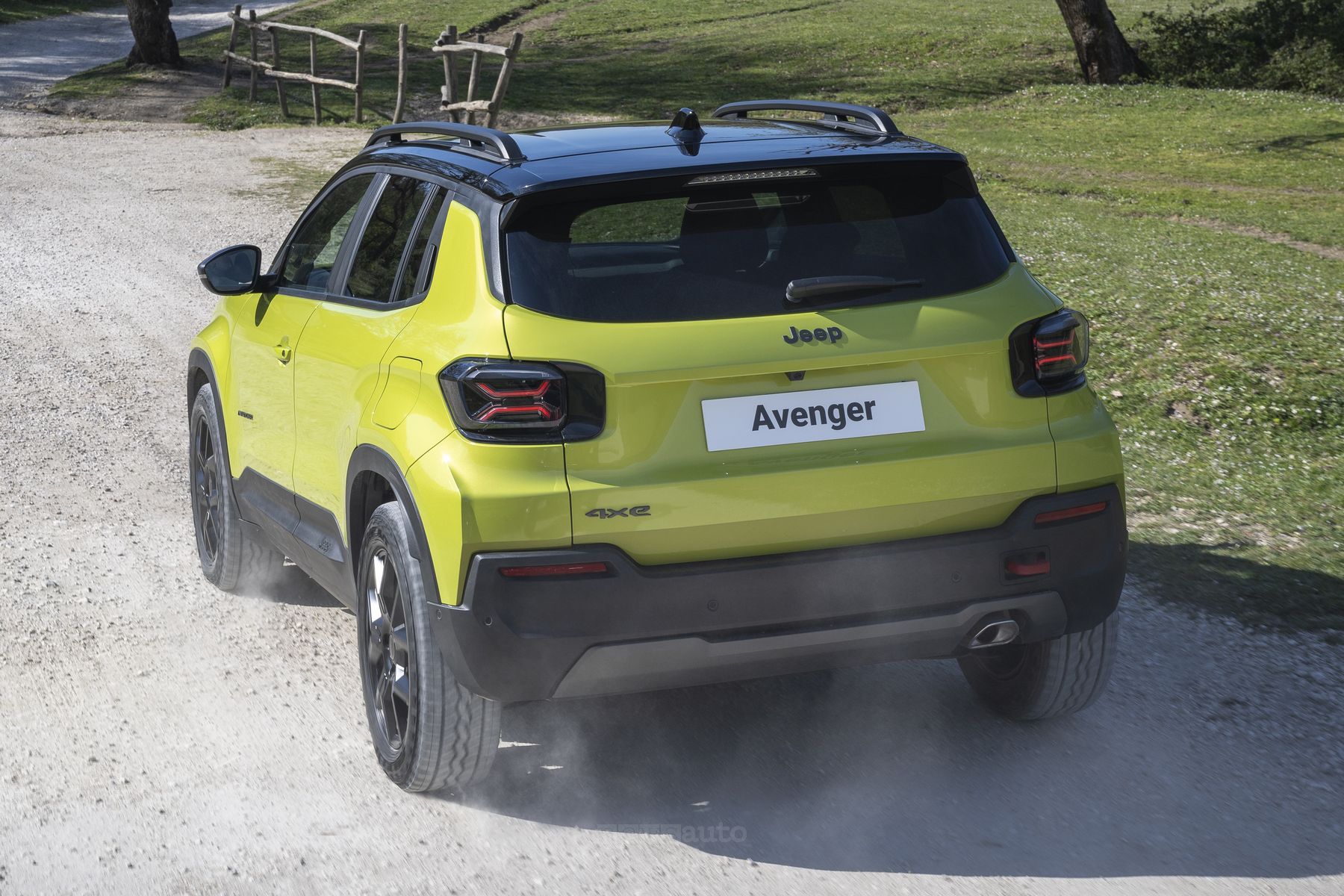 Jeep Avenger e-Hybrid 4xe in azione sullo sterrato