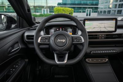 Jeep Avenger e-Hybrid volante