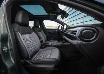 Jeep Avenger e-Hybrid sedili anteriori