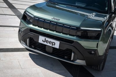 Jeep Avenger e-Hybrid frontale, firma luminosa