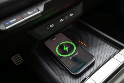 Kia Seltos vano per la ricarica wireless dello smartphone