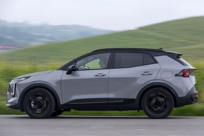 Kia Sportage Tri-Fuel Black Edition su strada