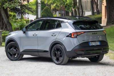 Kia Sportage Tri-Fuel Black Edition posteriore 3/4