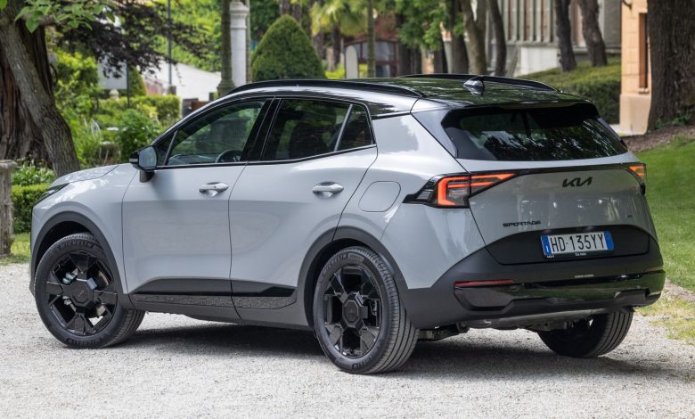 Kia Sportage Tri-Fuel Black Edition posteriore 3/4