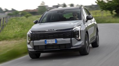 Kia Sportage Tri-Fuel Black Edition su strada