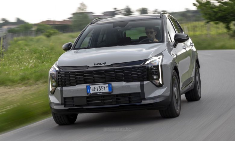 Kia Sportage Tri-Fuel Black Edition su strada