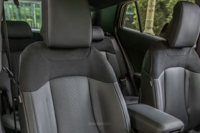Kia Sportage Tri-Fuel Black Edition sedili anteriori