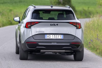 Kia Sportage Tri-Fuel Black Edition su strada
