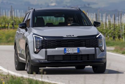 Kia Sportage Tri-Fuel Black Edition su strada