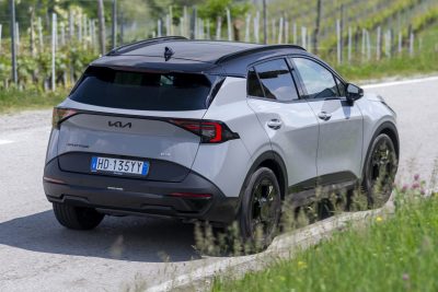 Kia Sportage Tri-Fuel Black Edition su strada