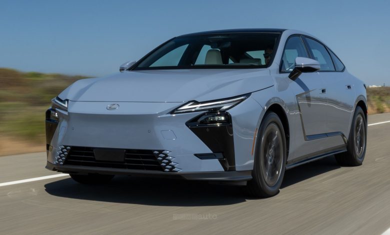 Lexus ES 350e Premium su strada