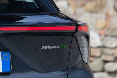 Nuova MG4 EV logo portellone posteriore