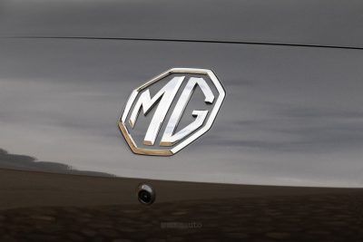 Nuova MG4 EV telecamera e logo anteriore
