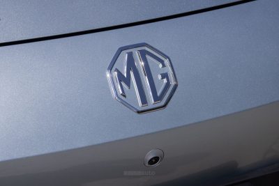 Nuova MG4 Urban telecamera e logo anteriore