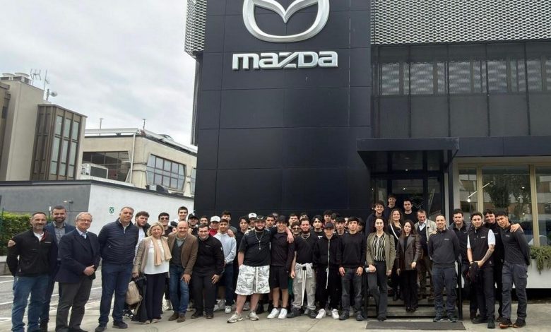 La classe dell’Istituto Meccatronico Giorgi Woolf in visita alla concessionaria Autoimport di Roma