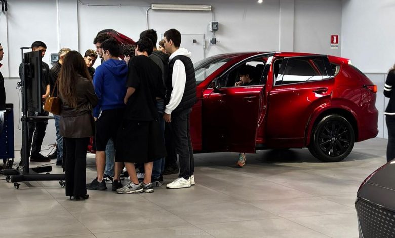 Studenti al lavoro sul motore diesel della Mazda CX-60 presso l’officina Autoimport di Roma