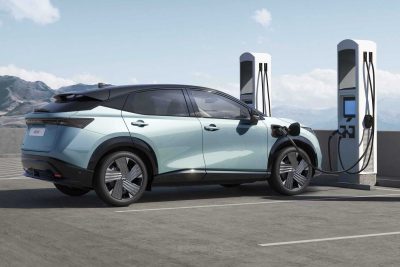 Nuova Nissan Ariya 2026 in ricarica